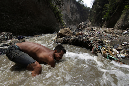 MINEROS DE BASURA / Josué Decavele  ( Colección Área Vacante Latinoamérica )  